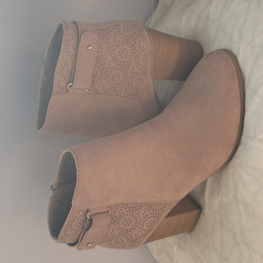 LC Lauren Conrad Size 7.5 Rosehip Taupe